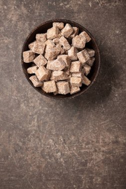 kahverengi şeker kabın içinde