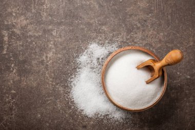 Beyaz şeker kabın içinde