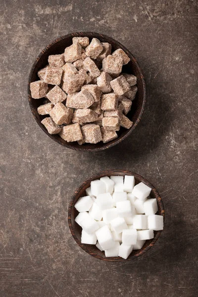 Hnědý a bílý cukr v miskách — Stock fotografie