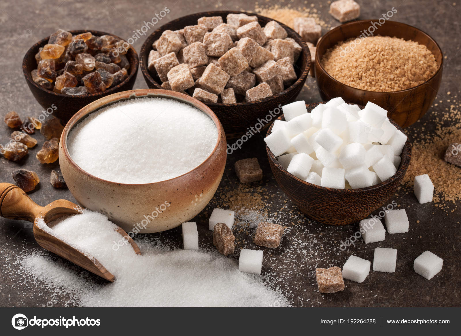 сахар песок на белом фоне в сахарнице. сахарница с сахаром. сахар в какой посуде. сахар в какой посуде. где живут продукты.