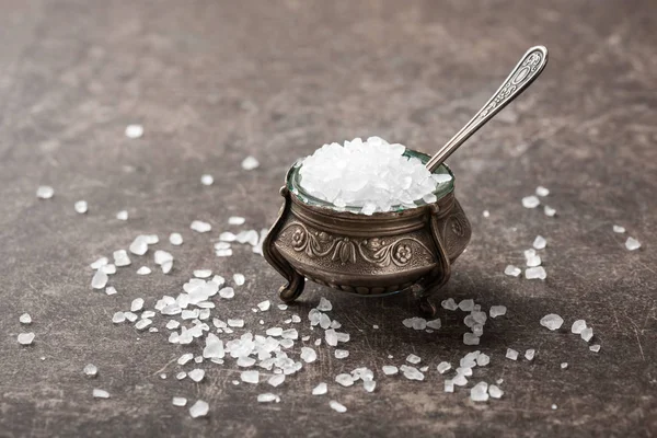 Соль в винтажной чаше — стоковое фото