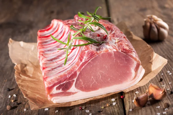 Свежее мясо свинины — стоковое фото