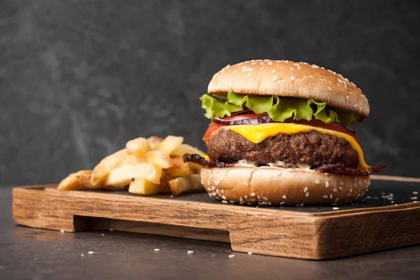 Burger a hranolky na uspokojování desky — Stock fotografie
