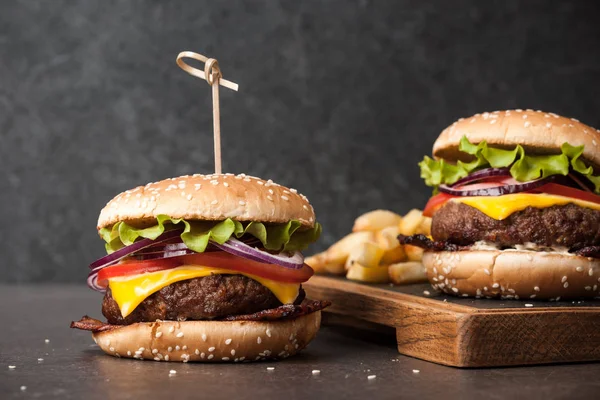 Klassiska hamburgare på servering ombord — Stockfoto