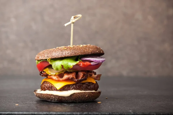 Hambúrguer na mesa de pedra — Fotografia de Stock