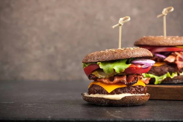 Hamburgare på stoun bord — Stockfoto