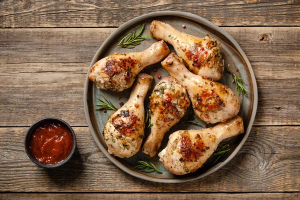 Patas de pollo a la parrilla y salsa en mesa de madera — Foto de Stock