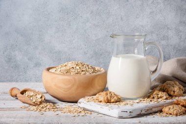 Tahta masada yulaf sütü, gevrek ve kurabiye.