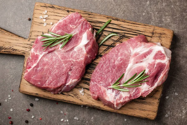 Steak Babi Mentah Dengan Rosemary Dan Rempah Rempah — Stok Foto