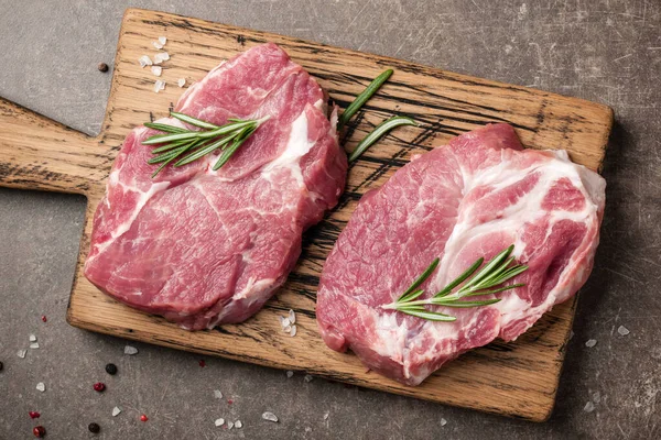 Rauwe Varkenssteaks Met Rozemarijn Specerijen — Stockfoto