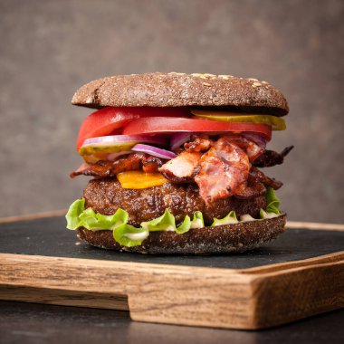 Servis panosunda hamburger.