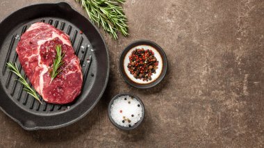 Tavada taze pirzola ve baharat.