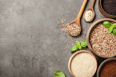 Taş zemin üzerinde beyaz, kırmızı, siyah ve karışık kinoa