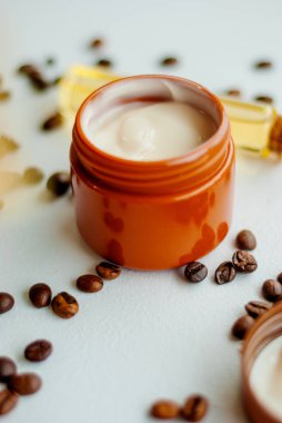 Petrol ve kahve özü ile doğal kozmetik