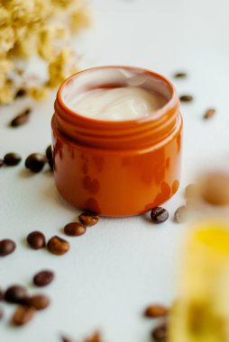 Petrol ve kahve özü ile doğal kozmetik