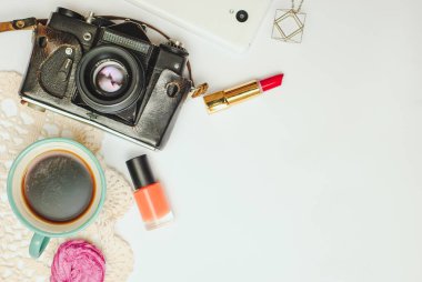 Beyaz ofis resepsiyon masası ile smartphone, vintage fotoğraf makinesi, kahve ve kozmetik. Üstten Görünüm kopya alanı, düz ile yatıyordu.