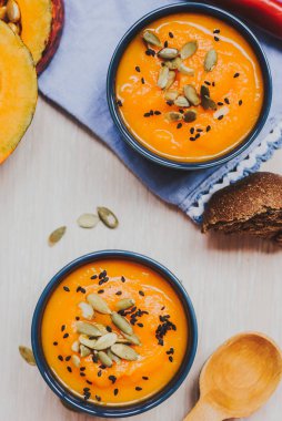 Kabak Krem ve siyah susam, üstten görünüm ile ile ev yapımı sebze çorbası