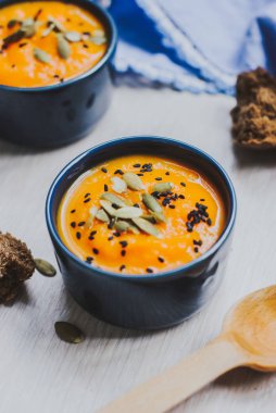 Kabak Krem ve siyah susam, üstten görünüm ile ile ev yapımı sebze çorbası