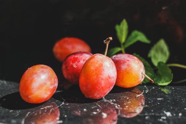 siyah bir zemin üzerine taze Erik