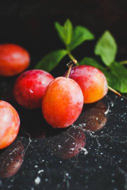 siyah bir zemin üzerine taze Erik