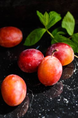 siyah bir zemin üzerine taze Erik