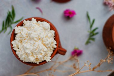 Bir güveç içinde organik süzme peynir