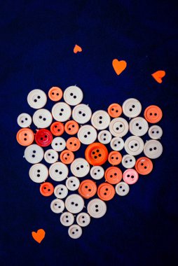 Dikiş düğmeleri bir kalp şeklinde
