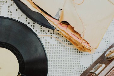 Çizik tozlu eski vinil kayıtlar yığını ile ip bağladılar