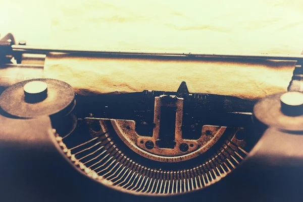 Máquina de escrever velha tonificada com um efeito de filtro vintage retro — Fotografia de Stock
