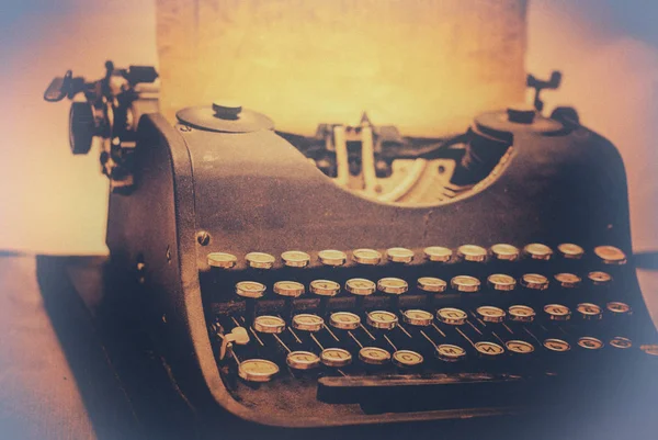 Old typewriter toned with a retro vintage filter effect — Stock Photo, Image