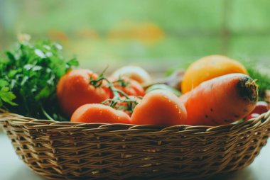 Taze organik sebze sepeti