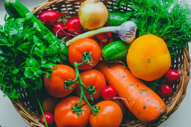 Taze organik sebze sepeti