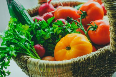 Taze organik sebze sepeti