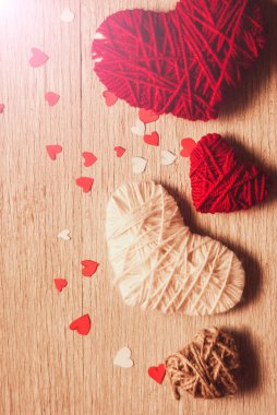 İplikten yapılmış kalp şeklinde iki kırmızı ve beyaz clews