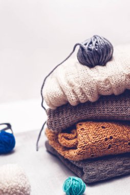 sıcak örgü elbise ve beyaz arka plan üzerinde iplik clews