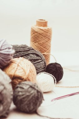 renkli yün clews beyaz zemin üzerine örme için