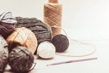 renkli yün clews beyaz zemin üzerine örme için