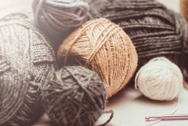 renkli yün clews beyaz zemin üzerine örme için