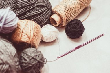 renkli yün clews beyaz zemin üzerine örme için