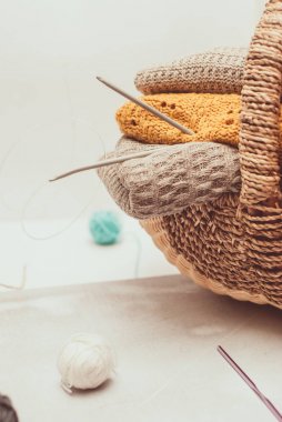 Hasır sepet içinde rahat örme kazak yığını