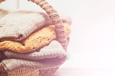 Hasır sepet içinde rahat örme kazak yığını