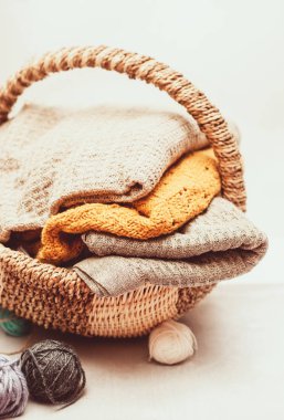 Hasır sepet içinde rahat örme kazak yığını