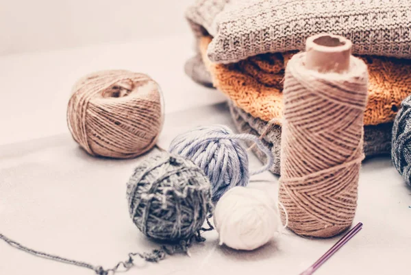 Clews de lana de color para tejer sobre fondo blanco — Foto de Stock