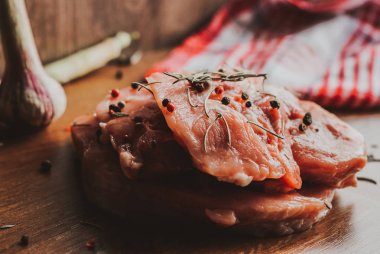 Baharat ve otlar biberiye, kekik, fesleğen, tuz ve biber ile çiğ domuz biftek parçaları