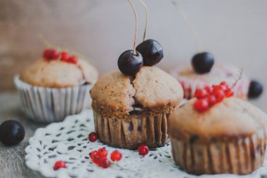 ev yapımı kek kiraz ve kırmızı kuş üzümü ile doldurulmuş