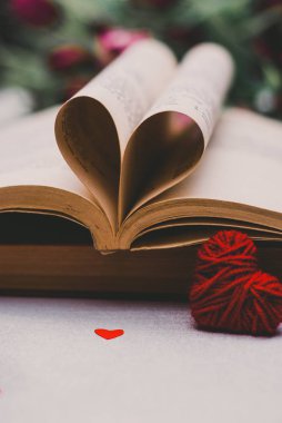 Sayfalar kalp şeklinde katlanmış.