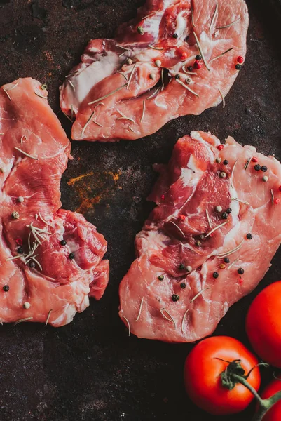 Baharat ve otlar biberiye, kekik, fesleğen, tuz ve biber ile çiğ domuz biftek parçaları