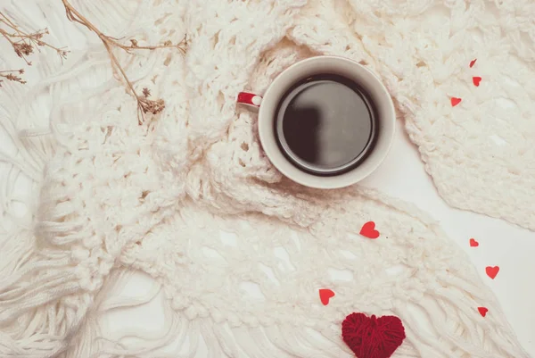 Kahve sıcak örme eşarp ile