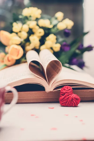 Libro con pagine piegate a forma di cuore — Foto Stock