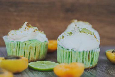 ev yapımı kayısı muffins beze ve limon kabuğu ile doldurulmuş